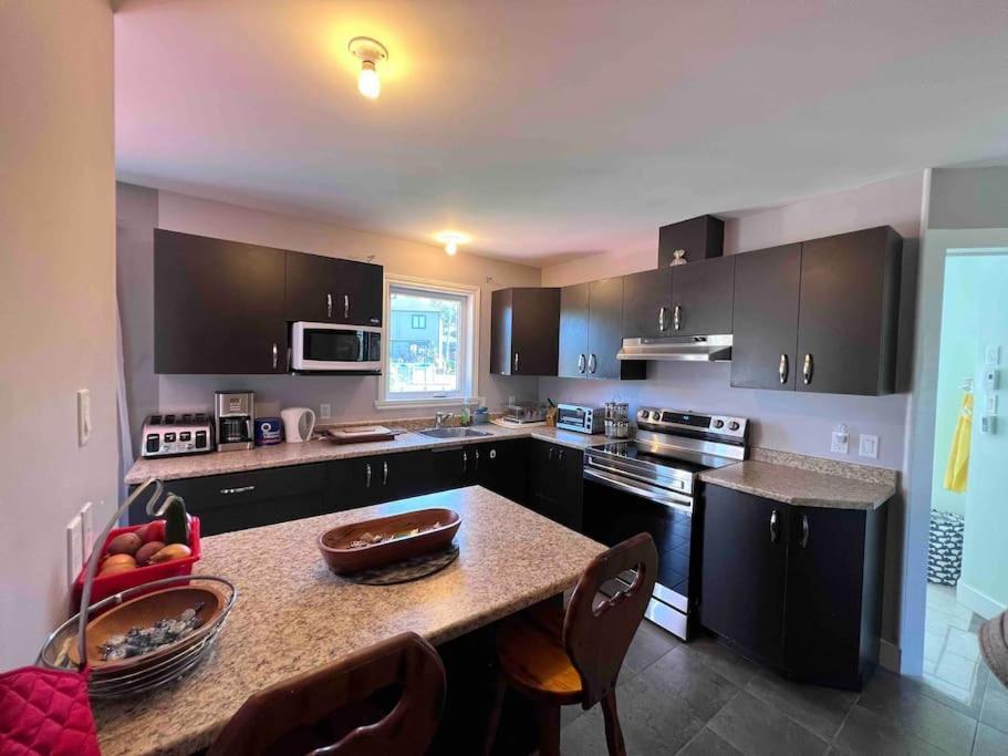 Maison Chaleureuse, Energetique Et Florale Sherbrooke Bagian luar foto